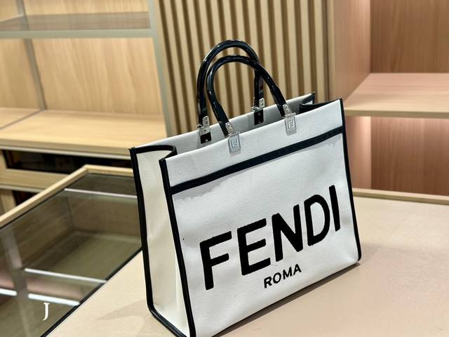 Size 35.30Cm 芬迪 Fendi Peekabo 购物袋 经典的tote造型 但是这款最大的特点 手提斜挎