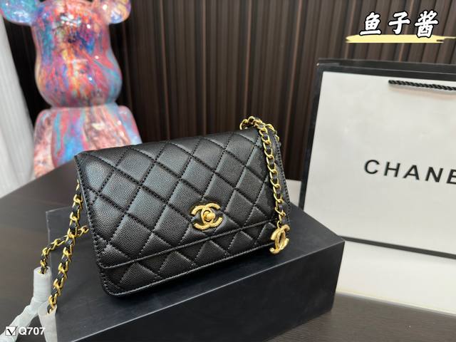 全套包装 Chanel 香奈儿发财包 鱼子酱牛皮面料 一款随身小 包推荐给大家 香奈儿woc新款发财包 可斜挎单肩 链条可收入包内作为手包使用 上身后超显大气