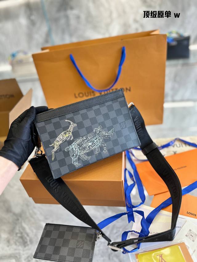 Lv路易威登gaston黑色老花三合一 Gaston Wearable Wallet手袋脱胎于路易威登pochette Voyage手拿包 以monogram