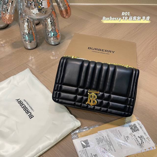 配折叠礼盒 Burberry Lola 绗缝皮革萝纳包 Tb标识链条单肩包 时尚圈必备品get起来 新款邮差包 巴宝莉从不担心销量 气质摆在那里 尺寸 18*5