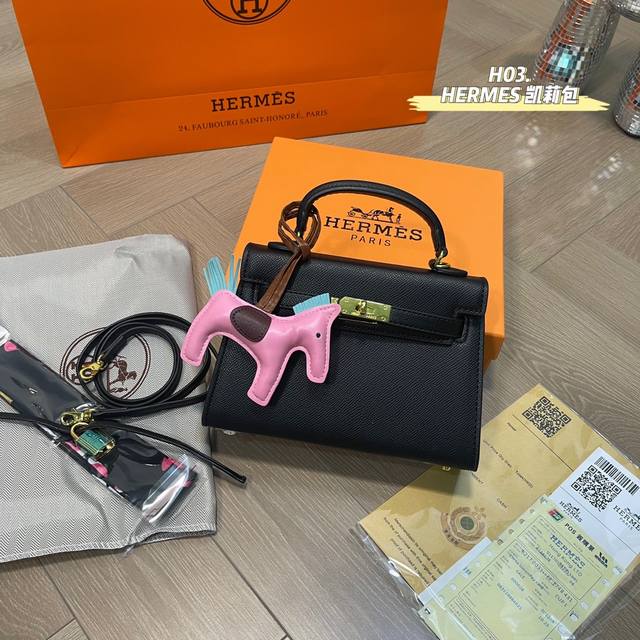 配盒 Hermes 爱马仕 凯莉包好随意搭配 不管怎么穿随便一背都好看 一点都不挑人很显气质 超有feel 这款其实很韩风 尺寸24*19Cm