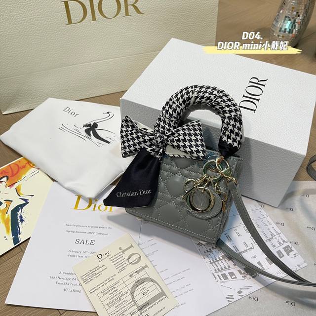 Mini小戴妃 配折叠礼盒 Dior 新品限定 Angelababy秀智同款 无人不知无人不晓的戴妃 超mini的款式 小羊皮的手感非常细腻 洋气又百搭 一眼万