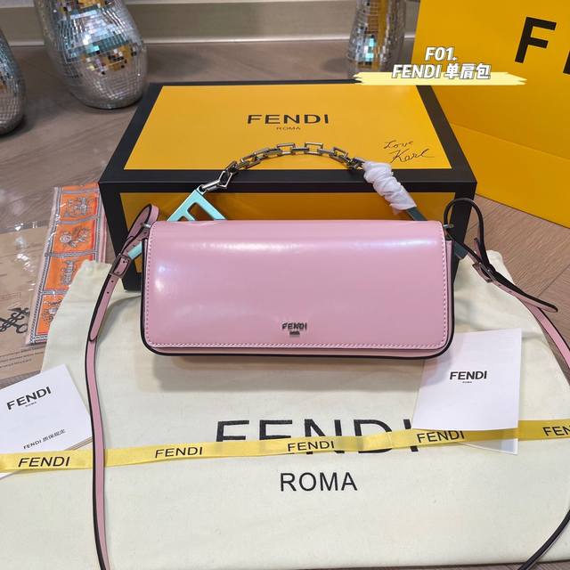 顶级版本 配专柜折叠礼盒全套包装 Fendi 芬迪 First Sight 经典单肩包 采用纯牛皮材质 饰有大号f金属配饰和链条 上身真的太太太太太有质感啦 日