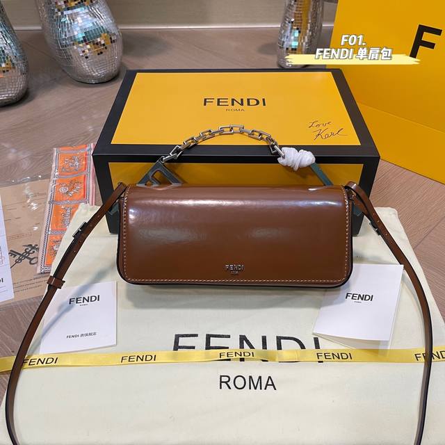 顶级版本 配专柜折叠礼盒全套包装 Fendi 芬迪 First Sight 经典单肩包 采用纯牛皮材质 饰有大号f金属配饰和链条 上身真的太太太太太有质感啦 日