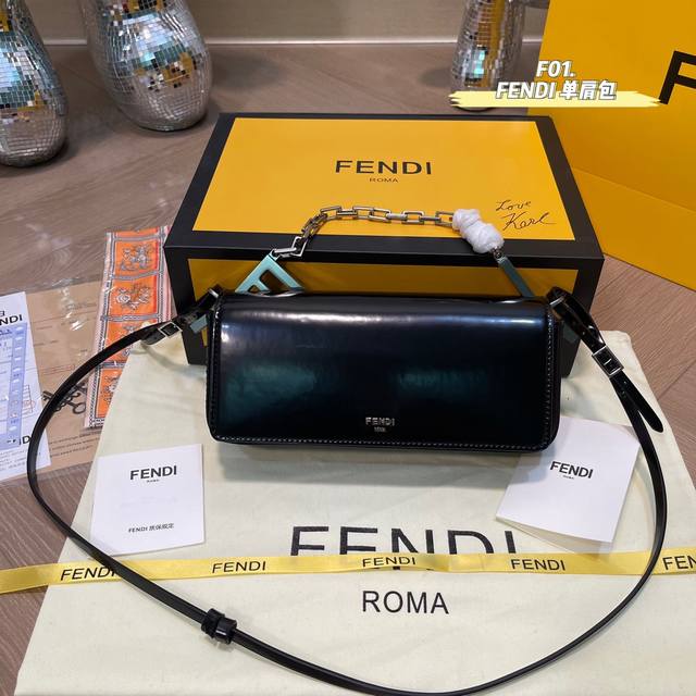 顶级版本 配专柜折叠礼盒全套包装 Fendi 芬迪 First Sight 经典单肩包 采用纯牛皮材质 饰有大号f金属配饰和链条 上身真的太太太太太有质感啦 日