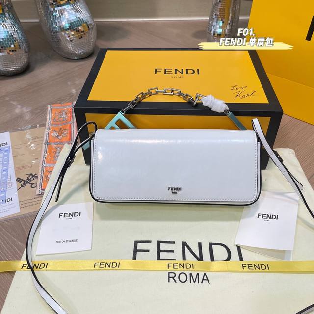 顶级版本 配专柜折叠礼盒全套包装 Fendi 芬迪 First Sight 经典单肩包 采用纯牛皮材质 饰有大号f金属配饰和链条 上身真的太太太太太有质感啦 日