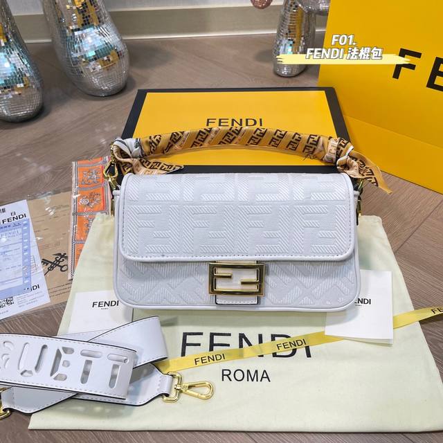 顶级版本 配原版礼盒全套包装 Fendi Vintage芬迪法棍包原版刺绣 2022年米兰时装周街拍中 潮人们背的最多的包包大概就是fendi芬迪的这款腋下包了