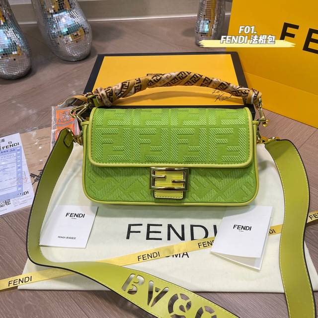 顶级版本 配原版礼盒全套包装 Fendi Vintage芬迪法棍包原版刺绣 2022年米兰时装周街拍中 潮人们背的最多的包包大概就是fendi芬迪的这款腋下包了