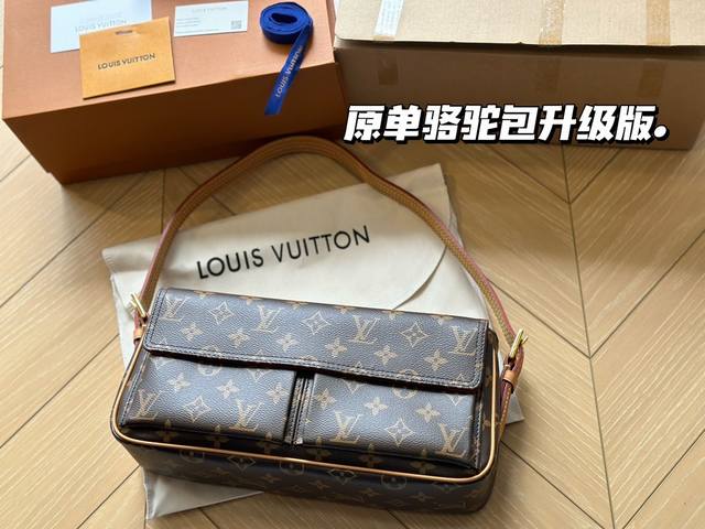 折叠盒 Lv中古包分享 小号骆驼 Lv中古包又一位当红炸子鸡小号来咯 一只看似中古中矩却又有点标新立异的包 因为包身前的两个大口袋类似骆驼的驼峰 因此被称骆驼包