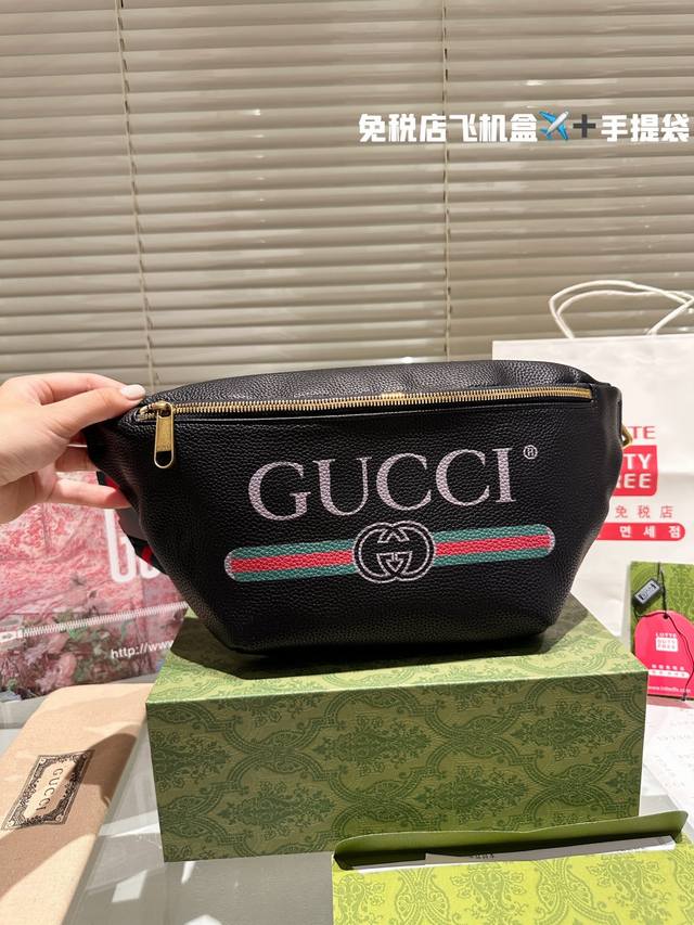 复刻版 牛皮 原单 Gucci 胸包 腰包今年最火的一款 印花 真是让人眼前一亮 最新同款腰包 胸包 特别有范的一款潮包 经典彩红肩带 超级百搭洋气 全套包装