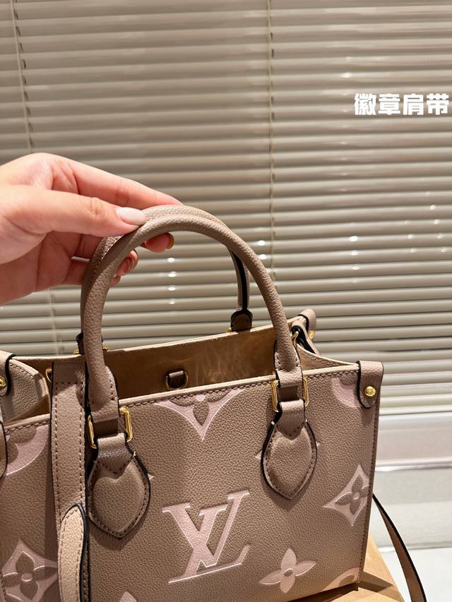 徽章肩带 原单品质丛林包 Lv Onthego妈咪袋 性价比之王这是一款超赞的包型 灵感来自于恶搞lv的街头品牌 曾经的曾经 Louis Vll Litton永