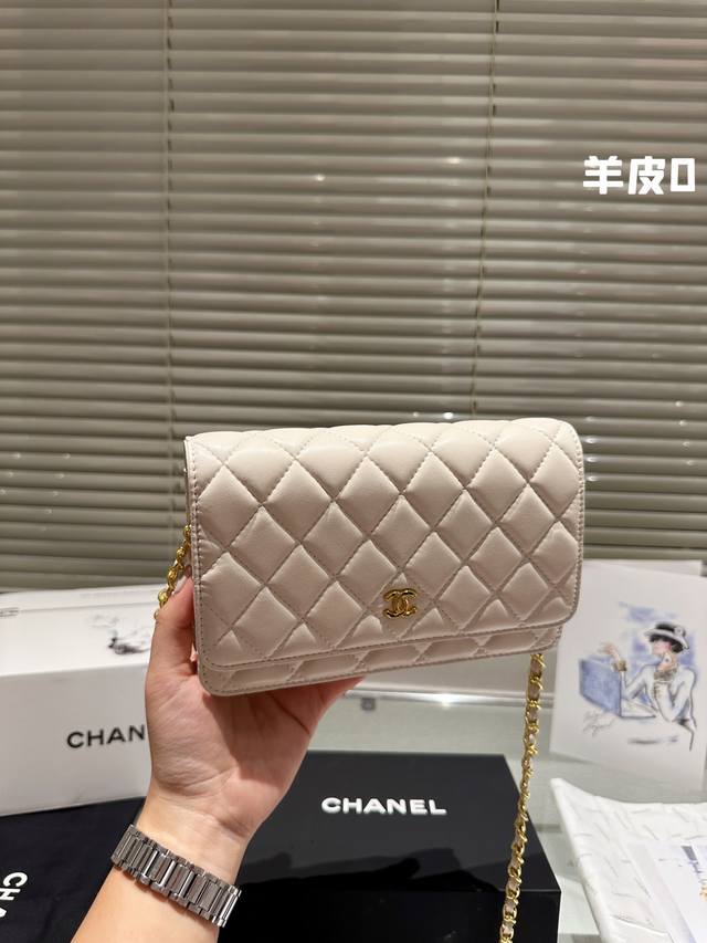 羊皮 配盒 Size 20*13Cm 高品质woc. 头层牛皮 Chanel 香奈儿发财包 Woc发财包 可以有 必须给自己安排 Chanel发财包香奶奶包中最 - 点击图像关闭