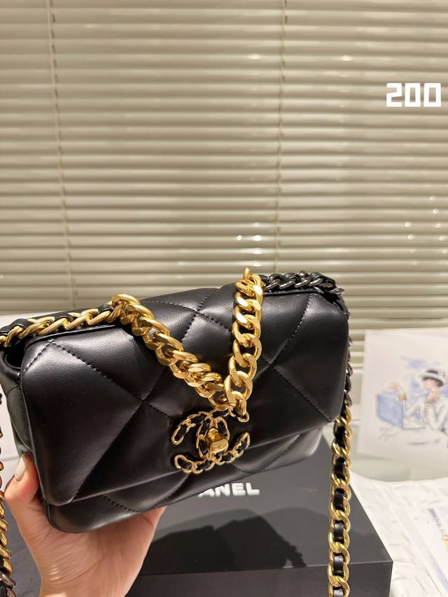 小羊皮 最能chanel Hold的住任何身段的搭配一定不会出错 Chanel19手袋口盖包[黑色] 轻盈绵柔质感山羊皮结合大菱格设计元素三种背法:斜挎 单肩