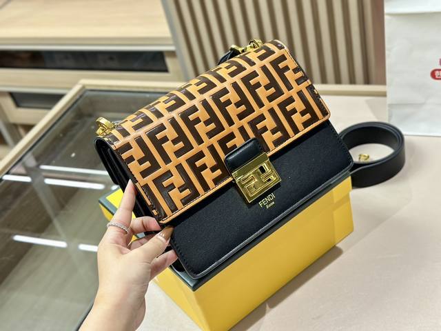 配盒 Size 25 19Cm 芬迪 Kan U是今年 Fendi 推出的新品之作 随便一身搭配 有了它 让你瞬间与众不同