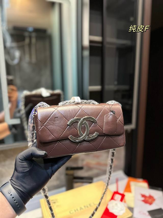 香奈儿 Chanel 慵懒随性又好背 链条斜挎包 上身满满的惊喜 高级慵懒又随性 彻底心动的一只 Size 23Cm