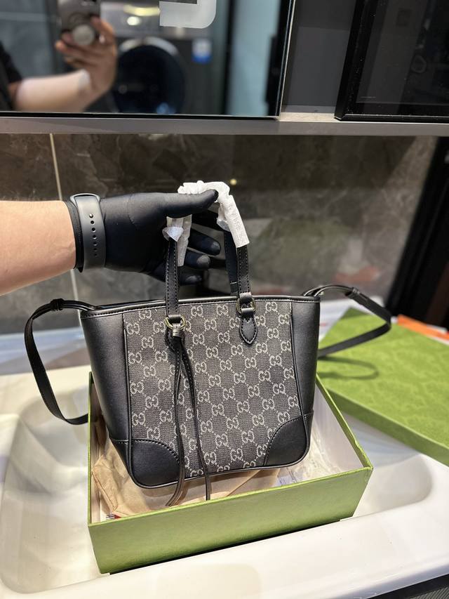 牛皮版本 Gucci 手提 托特包 古奇热门的 Tote 每个明星网红人手一个的节奏 特点是容量巨大 材质也是今年大热的流行元素 简洁的字母设计可以搭配任何颜色 - 点击图像关闭