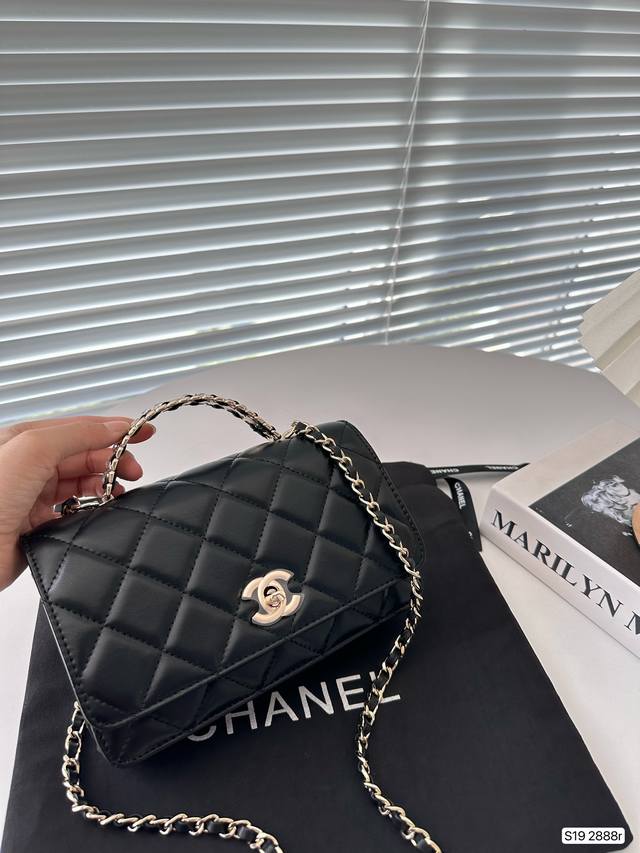 配折叠盒子 Chanel 23A水钻手柄cf 1 Blingbling 谁不爱呀 对 Blingbling 的水钻真的难以抗拒呀 皮穿链十大颗粒水钻 耀眼又经典