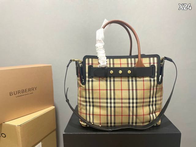 牛皮 Burberry The Belt 铆钉帆布 贝尔特包换上帆布材质后看起来更轻松自在正面印有 Burberry England 手提包立马就有了感觉bur