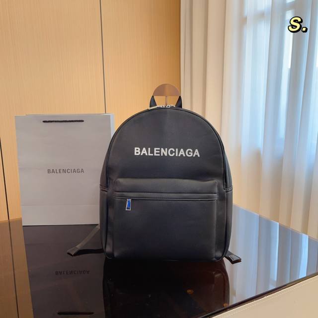 巴黎世家balenciaga双肩包 超级实用 百搭 重点是很轻便的双肩包差哟 大容量 男女通用 尺寸 31x11x38Cm