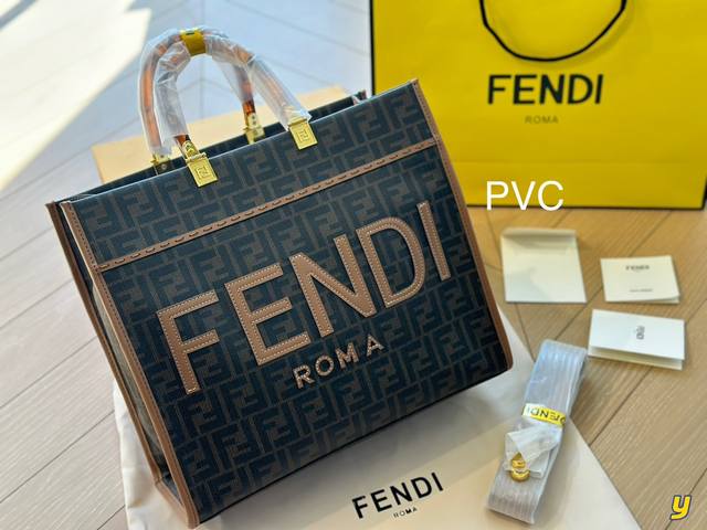 帆布 尺寸 36Cm F家 Fendi Peekabo 购物袋 经典的tote造型 但是这款最大的特点 手提腋下