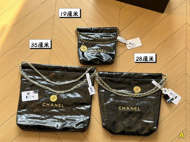 折叠盒 Chanel 千呼万唤的牛皮系列 今年火遍全网的垃圾袋 不多说啦直接上现货 搜索 小香家 垃圾袋 - 点击图像关闭