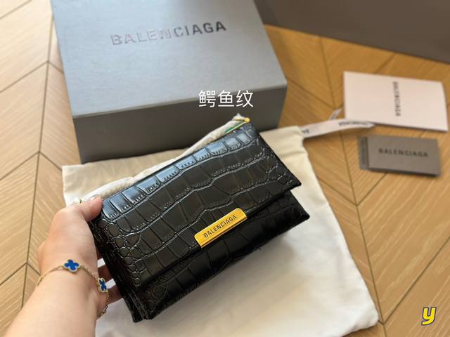 折叠盒 Balenciaga2022春夏 这季的包款没有很大的惊喜单的改变 变得可以腋下背 这季也主打鳄鱼压纹的材质 尺寸21x13