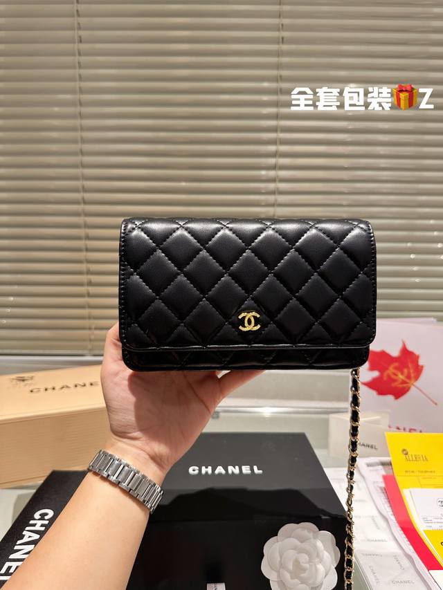 Chanel 香奈儿发财 羊皮纹面料 一款随身小 包推荐给大家 香奈儿woc新款发财包 可斜挎单肩 链条可收入包内作为手包使用 上身后超显大气 别看小小的 这个