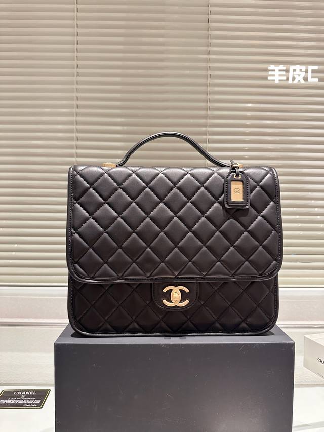 吹爆这个太好看额 爱死这个包了chanel22K 双肩背包 Chanel22K双肩背 帅炸 等了很久 没白等 是真的好看 尺寸31 26Cm 礼盒包装