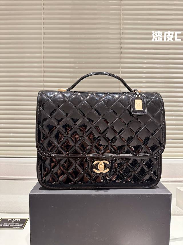 吹爆这个太好看额 爱死这个包了chanel22K 双肩背包 Chanel22K双肩背 帅炸 等了很久 没白等 是真的好看 尺寸31 26Cm 礼盒包装