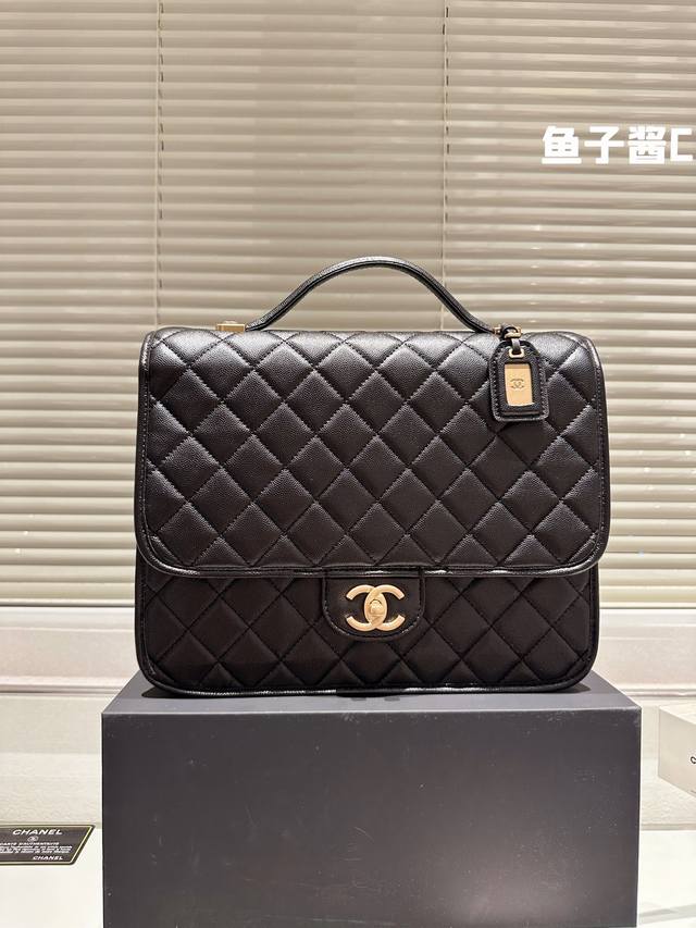 吹爆这个太好看额 爱死这个包了chanel22K 双肩背包 Chanel22K双肩背 帅炸 等了很久 没白等 是真的好看 尺寸31 26Cm 礼盒包装