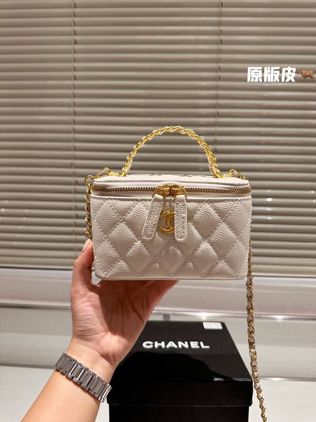 头层皮 Chanel镂空手柄小箱子 香奈儿 Chanel 新品 手柄盒子包 链条包 化妆箱优质羊皮手感超级好 原版五金 超级大牌 以华丽高贵的外形成为当下最炙手