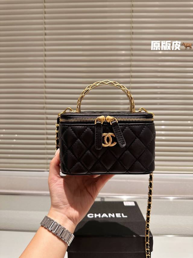 头层皮 Chanel镂空手柄小箱子 香奈儿 Chanel 新品 手柄盒子包 链条包 化妆箱优质羊皮手感超级好 原版五金 超级大牌 以华丽高贵的外形成为当下最炙手