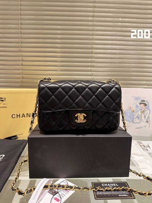 小羊皮 经典方胖子 Size 20Cm Chanel 经典羊皮方胖子包 原单 小羊皮 皮质超细腻 斜挎 单肩都可 全套礼盒包装