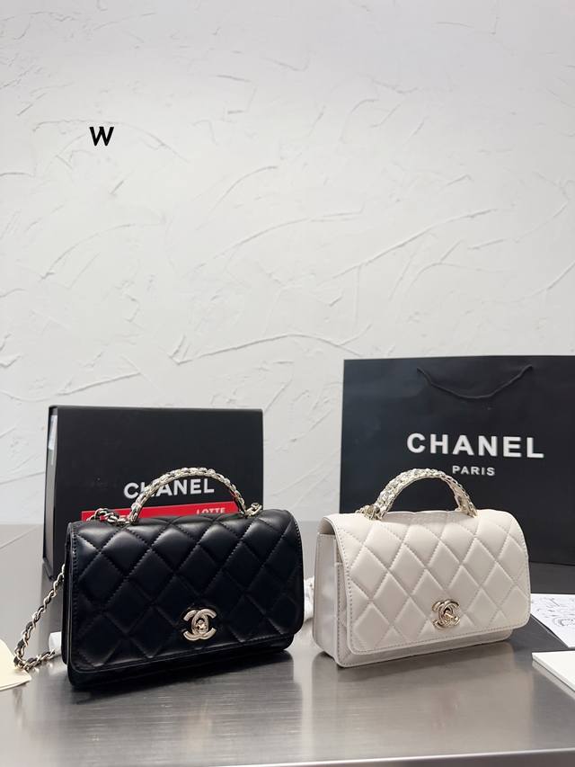 礼盒 Chanel 2022款 Woc手提 2022新款手提woc 材质为牛皮 小巧精致 上身效 果非常好 此款手柄设计非常喜欢 个人认为是 Chanel包里很