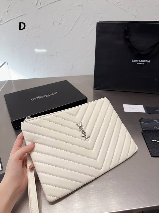 全套包装 Ysl 手包 质感真的很好 可放ipad 平时用品 可以当手包 买了绝不后悔系列 尺寸 30 20Cm