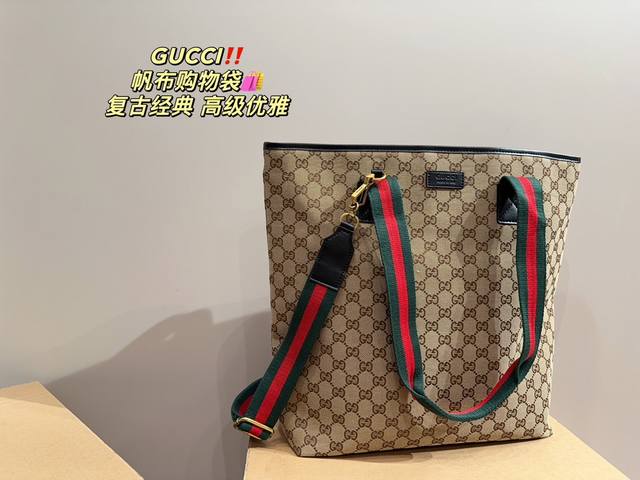 尺寸34 38 酷奇gucci 帆布购物袋 容量巨大 材质也是今年大热的流行元素简洁的设计可以搭配任何颜色的服装造型 关键实用性极好 整个包又轻便又大 做妈咪包