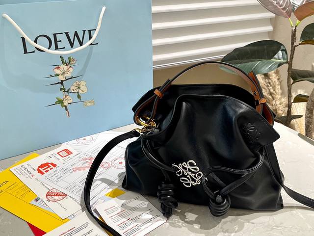 折叠礼盒 Loewe 罗意威 Flamenco Bag迷你抽绳水桶包 有一种法国特有的浪漫与时尚感 感觉flamenco是loewe的礼物 尺寸 30 23