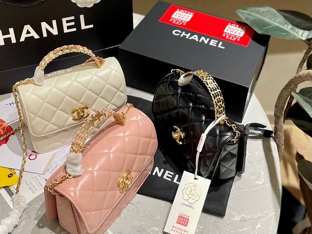 原厂油蜡牛皮 折叠礼盒 顶级版 Chanel 香奈儿 23P 新品 高级镂空彩色编织手柄 口盖包 优雅小包包 若不是个小仙女真是不好驾驭呢 最近的小香包真的好火