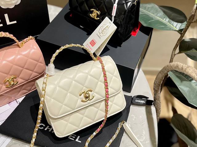 原厂油蜡牛皮 折叠礼盒 顶级版 Chanel 香奈儿 23P 新品 高级镂空彩色编织手柄 口盖包 优雅小包包 若不是个小仙女真是不好驾驭呢 最近的小香包真的好火 - 点击图像关闭