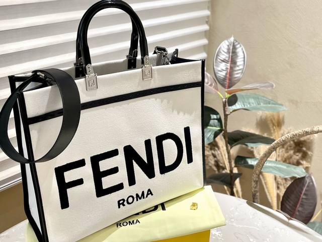 芬迪logo的托特包fendi Tote 好看又酷炫的芬迪包包 渐变logo的设计 Fendi托特包 阳光手提袋 字母蛇皮logo手工缝线设计 玳瑁双手柄是整个