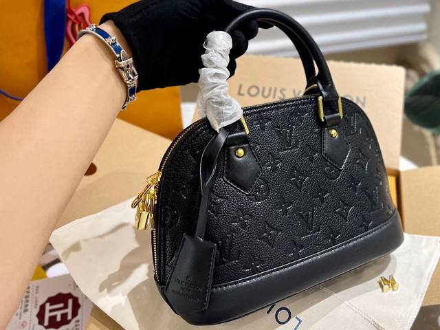 折叠礼盒 Lv 23新品 高级浮雕 Alma B 贝壳包 原版高品质 包包这款retiro 手袋以标志性的老花面料制成 经典永恒 优雅低调的外形设计和宽敞的包身