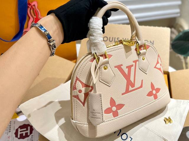 折叠礼盒 Lv 23新品 高级浮雕 Alma B 贝壳包 原版高品质 包包这款retiro 手袋以标志性的老花面料制成 经典永恒 优雅低调的外形设计和宽敞的包身