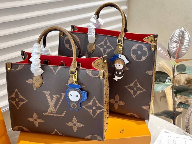 原单 折叠礼盒 送lv中古小挂件 原单品质 Lv Onthego 购物袋 性价比之王这是一款超赞的包型 灵感来自于恶搞lv的街头品牌 曾经的曾经 Louis V