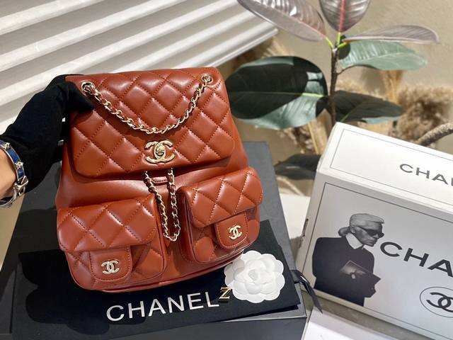 羊皮 折叠礼盒 Chanel23P Duma中号双肩包 口袋设计加上三个chanel双clogo整包很立体有型 尺寸23Cm