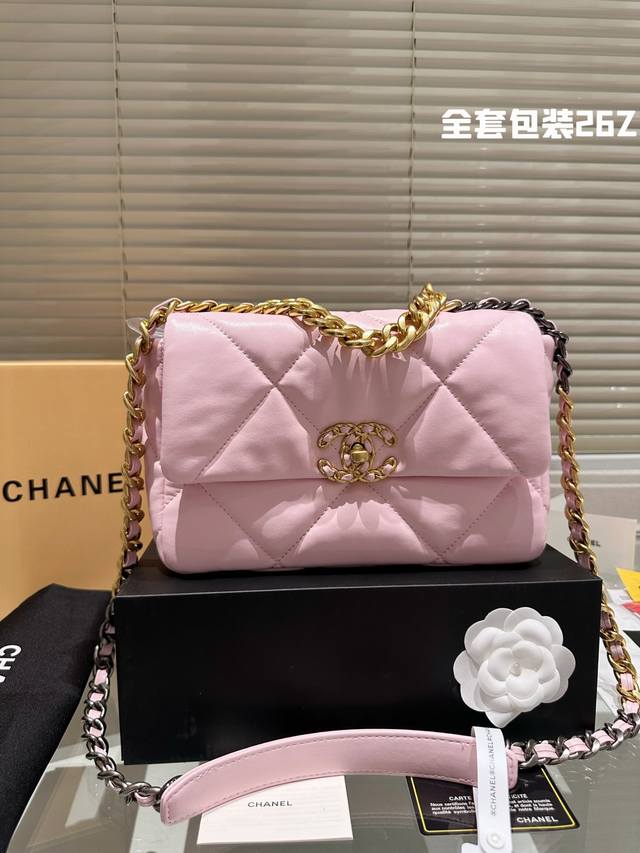 原单 Chanel19Bagi1男生女生都可以拥有的小香这个包又多 不需要我多说了 大logo黑金标志辨识度很高 我觉得大小刚刚好容量够日常使用 休闲风和淑女风