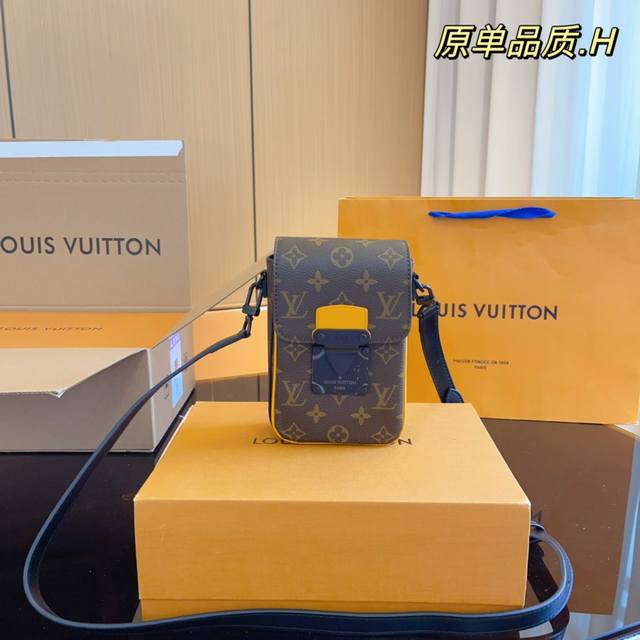 配飞机折叠礼盒 Lv 路易威登2023 男士s-Lock 老花斜挎差包手机包 新品 绝绝子了 男士小包 手机包斜挎包背上就是那纯纯帅气男孩 尺寸 12x4x18