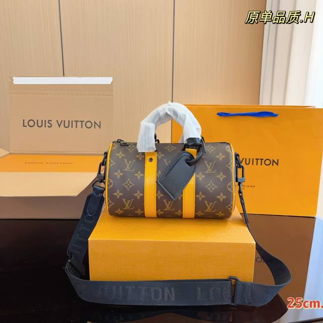 配飞机折叠礼盒 Lv X Nigo Keepall Xs 25 枕头包 手袋是一款理想的都市手袋 标志性的造型与经典的 Monogram 帆布 加之多种携带方式