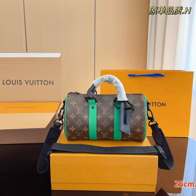 配飞机折叠礼盒 Lv X Nigo Keepall Xs 25 枕头包 手袋是一款理想的都市手袋 标志性的造型与经典的 Monogram 帆布 加之多种携带方式