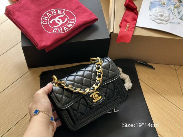 全套包装 送chanel布兜 值得入 Chanel 23S油蜡皮邮差包香奈儿doubleyou系列满满的复古味敲特别的是包面牛仔布和金线交织实物看着一闪一闪的 - 点击图像关闭