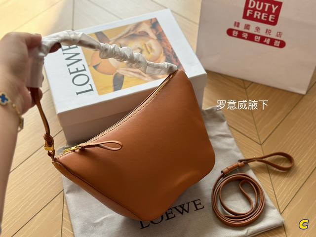 配盒 Size 底宽17 上宽27x高16Cm Loewe Hammock Hobo Loewe 吊床包超可爱 看预告就喜欢的要命 特别可爱 皮质也很好 摸起来